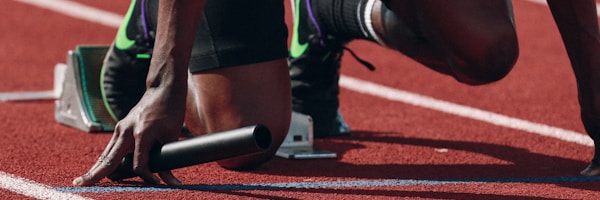 足球训练场上球员使用高科技设备进行数据分析