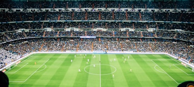 世界杯比赛现场多角度摄像机位与解说席