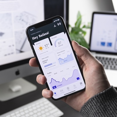 谈球吧官方手机应用界面展示，显示直播和比分功能