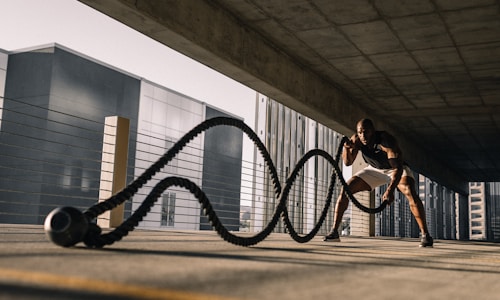 国际足联新闻发布会现场，官员正在宣布重要消息